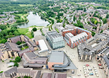 La ville Louvain-la-Neuve et ses rues piétonnes dans un cadre verdoyant